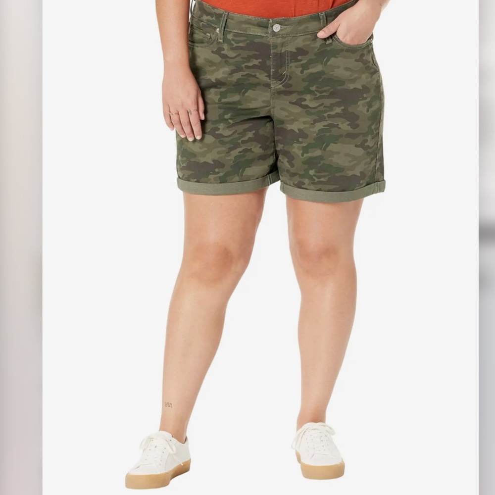 NWT Levi's Women’s Mid-length Shorts In Dark Camo Plus Size 18W